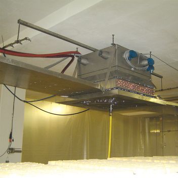 Ein an der Decke hängendes Luftbefeuchtungsgerät der Firma Stadler GmbH