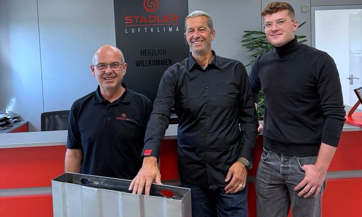 Peter Huber, Rüdiger Stadler und Michael Vetter stehen vor einem ESSONIC Wandmodul vor dem Logo der Stadler Luftklima.