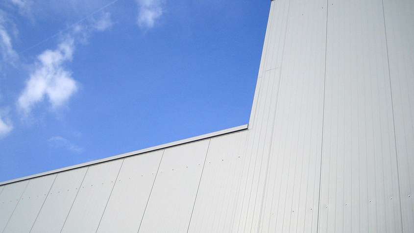 TK - LAGER WASSERBURG Silberne Paneele mit einem Fleck blauem Himmel