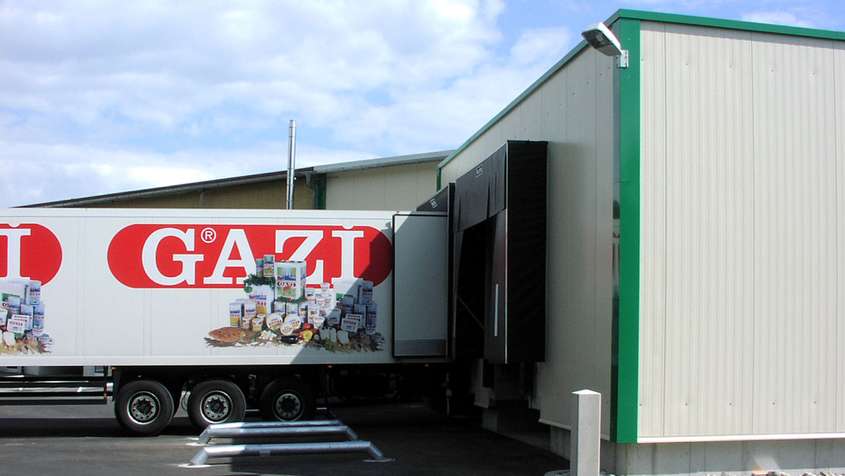 ANLIEFERUNG KÜHLLAGER CRAILSHEIM LKW mit der roten Aufschrift „Grazi” beim Entladen an einer Dockingstation
