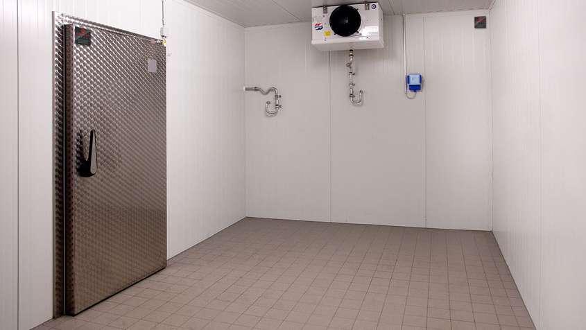 KÜHLRAUM MIT FLIESENBODEN / EDEKA - MARKT Leerer Kühlraum mit Fliesenboden und einem Lüftungsgerät an der Decke