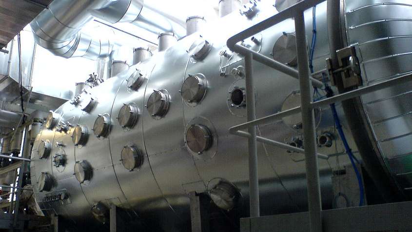 TECHNISCHE ISOLIERUNG BEHÄLTER Eine sehr komplexe Metallkonstruktion mit vielen Ventilen und Rohren