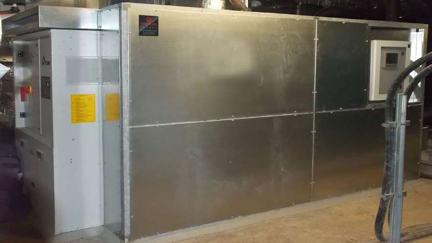 SCHALLSCHUTZEINHAUSUNG KÄLTEMASCHINE SCHWÄBISCH HALL Eine Metallbox mit einem vorgelagerten Wartungsschrank