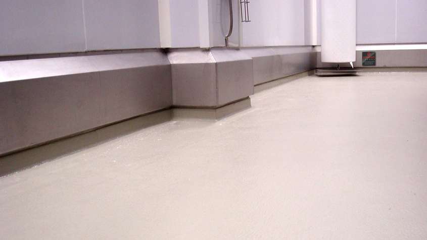 HYGIENERAMMSCHUTZ BROTKÜHLTURM WEISSENFELS Rammschutz aus metall entlang der Unterseite eines Raumes mit eierschalenfarbenem Boden