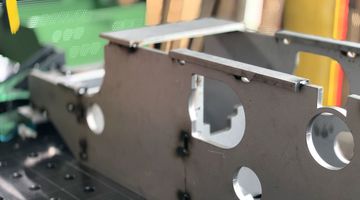 Close-up eines Metallteils mit kreisförmigen Löchern