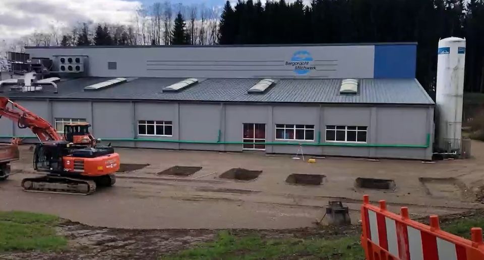 Video-Still Bagger auf Baustelle